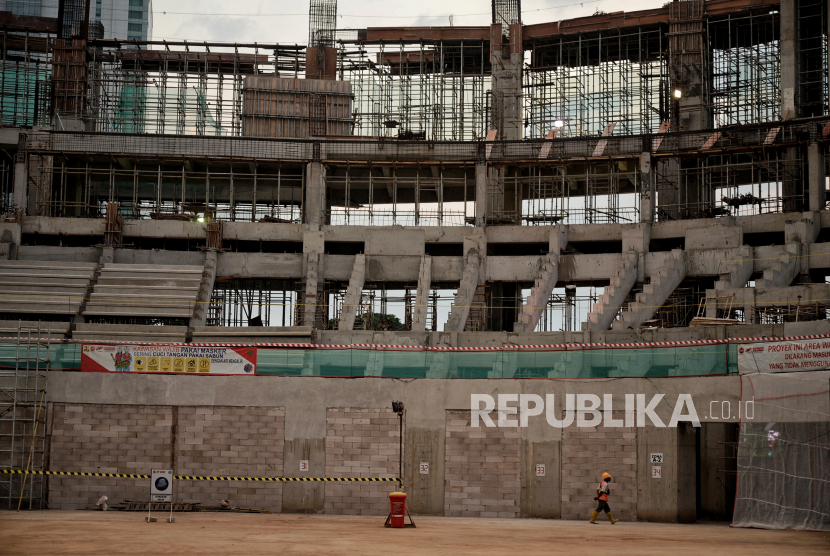 Suasana proyek pembangunan Indoor Multifunction Stadium (IMS) di Kompleks Gelora Bung Karno (GBK), Jakarta, Jumat (8/7/2022). Pembangunan stadion tersebut memiliki luas 30.720 meter persegi yang akan digunakan sebagai stadion multifungsi sekaligus untuk mendukung pelaksanaan Piala Dunia Basket (FIBA) tahun 2023 mendatang dan ditargetkan rampung pada bulan Juni 2023. Republika/Thoudy Badai