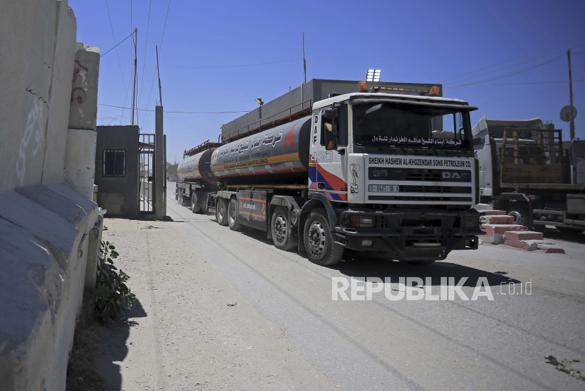 Sebuah truk tangki yang membawa bahan bakar tiba di sisi Palestina di Jalur Gaza. ilustrasi