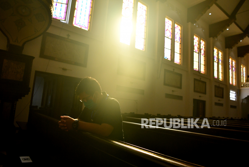 Seorang umat Katolik berdoa ketika mengikuti Ibadah Jumat Agung di Gereja Katedral Surabaya, Jawa Timur, Jumat (10/4/2020). Ibadah untuk mengenang sengsara dan wafatnya Yesus tersebut disiarkan secara langsung melalui dalam jaringan agar umat Katolik melakukan ibadah dari rumahnya masing-masing guna mencegah penyebaran Virus Corona (COVID-19)