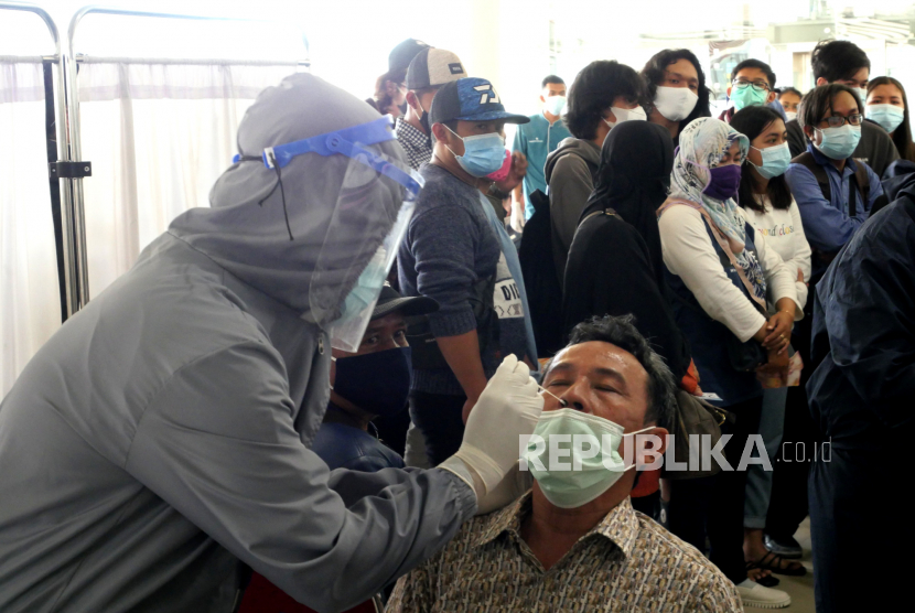 Petugas medis mengambil sampel tes cepat antigen calon penumpang di Bandara Internasional Yogyakarta (NYIA), Kulonprogo, Yogyakarta, Rabu (23/12). 