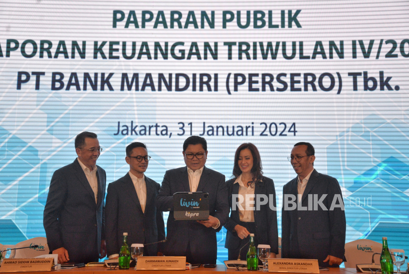 Direktur Teknologi Informasi Bank Mandiri Timothy Utama, Direktur Manajemen Risiko Ahmad Siddik Badruddin, Direktur Utama Darmawan Junaidi, Wakil Direktur Utama Alexandra Askandar dan Direktur Keuangan dan Strategi Sigit Prastowo (dari kiri) berbincang sebelum menyampaikan Paparan Publik Kinerja Bank Mandiri Tahun 2023 di Jakarta, Rabu (31/1/2024). Bank mandiri berhasil membukukan pertumbuhan laba bersih secara konsolidasi 33,7% secara YoY menjadi Rp 55,1 triliun pada akhir tahun lalu. Capaian ini tak lepas dari keberhasilan perseroan mendorong penyaluran kredit hingga tumbuh 16,3% yoy menjadi  Rp1.398,1 triliun, yang melampaui pertumbuhan industri yang sebesar 10,38%.