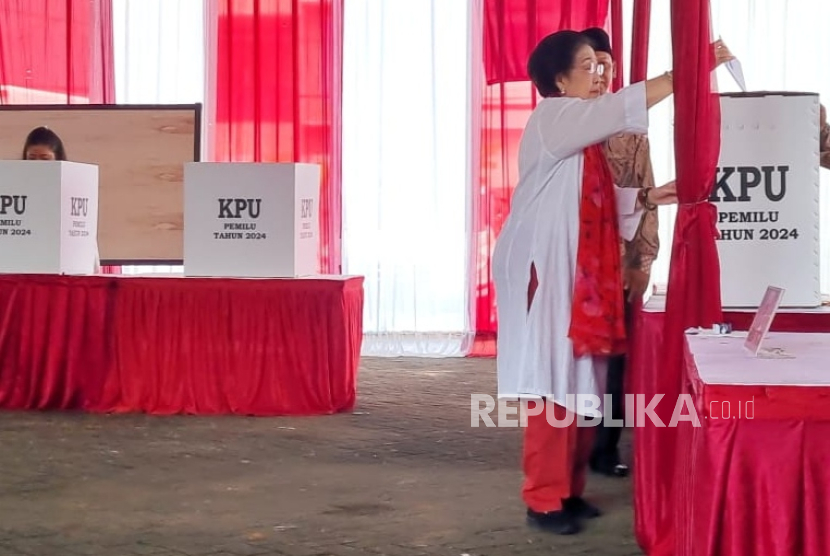 Ketua Umum PDIP, Megawati Soekarnoputri mencoblos untuk Pemilu 2024 di TPS 53, Kebagusan, Jakarta, Rabu (14/2/2024).