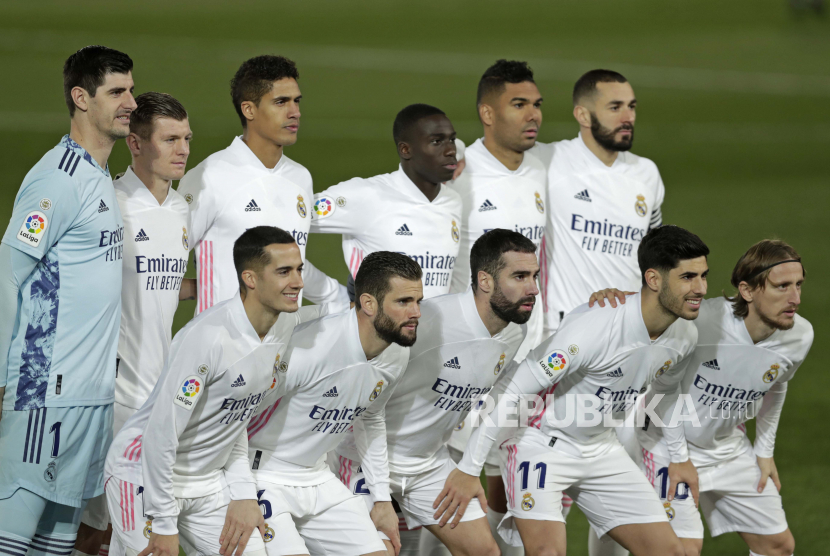 Para pemain Real Madrid berpose sebelum pertandingan sepak bola La Liga Spanyol antara Real Madrid melawan Celta Vigo di stadion Alfredo Di Stefano di Madrid, Spanyol, Sabtu, 2 Januari 2021. 