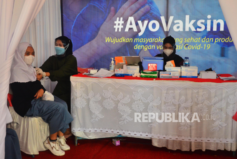Tenaga kesehatan menyuntikkan vaksin COVID-19 kepada pelajar saat vaksinasi massal di Kudus, Jawa Tengah, Selasa (28/9/2021). Sebanyak 3.000 pelajar mengikuti kegiatan vaksinasi sebagai upaya mendukung pemerintah penganan pandemi dan percepatan vaksinasi di Indonesia. 