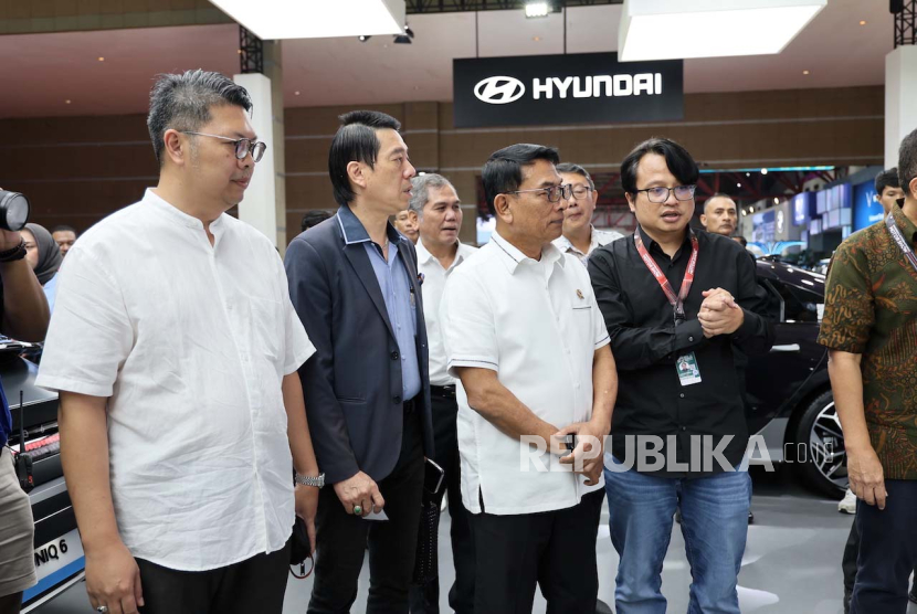Kepala Staf Kepresidenan, Moeldoko melihat kendaraan listrik Hyundai IONIQ 5 Batik di Hyundai IIMS 2024. 