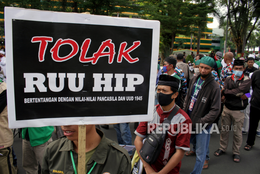 Peserta gabungan dari sejumlah ormas mengikuti unjuk rasa di Makassar, Sulawesi Selatan, Ahad (5/7/2020). Mereka menolak Rancangan Undang-Undang Haluan Ideologi Pancasila (RUU HIP) karena dinilai mengandung unsur komunisme dan berharap pemerintah mencabut RUU HIP dari program legislasi nasional (Prolegnas) 2020. 