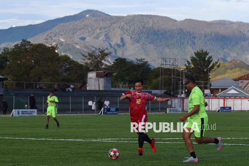 Aksi Wapres Gibran Main Bola Bersama Anak Papua
