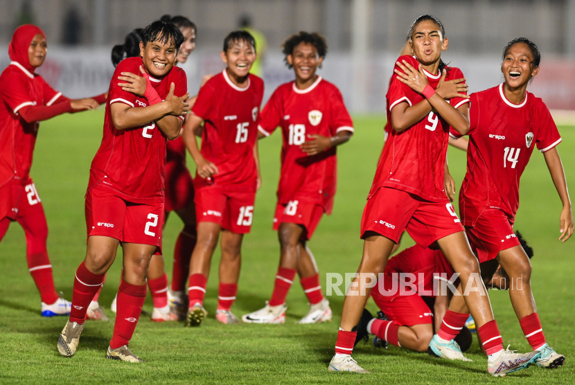 Timnas putri Indonesia pada laga persahabatan di Stadion Madya, Senayan, Jakarta, Selasa (28/5/2024). Garuda Putri menang 3-2 dalam laga uji coba melawan Bahrain.