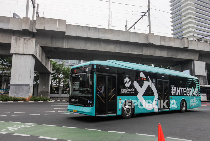 Bus Listrik Transjakarta melintas di kawasan Blok M, Kebayoran Baru, Jakarta Selatan, Rabu (22/11/2023). 