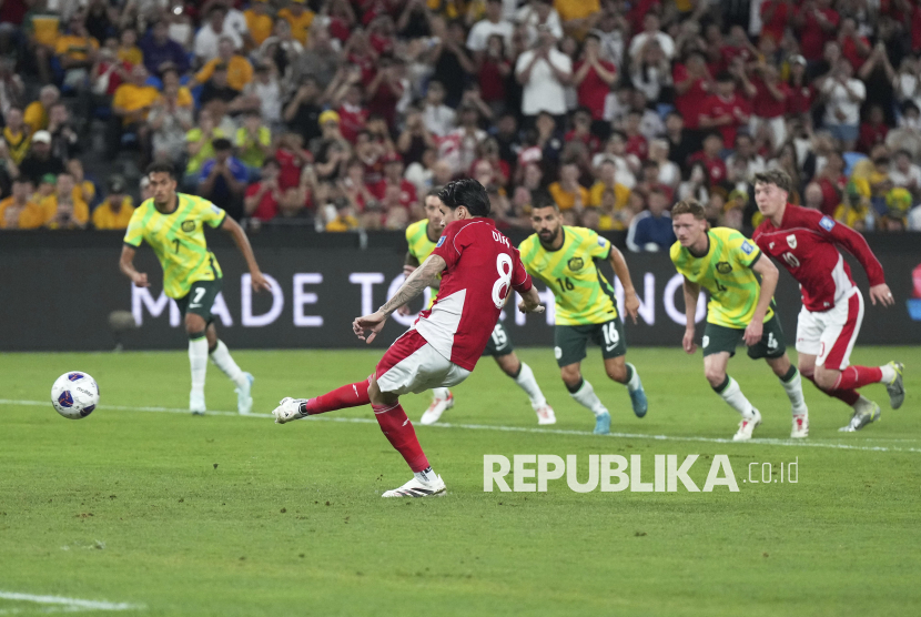 Pemain timnas Indonesia Kevin Diks melakukan tendangan penalti ke gawang Australia pada pertandingan kualifikasi Piala Dunia di Stadion Sepak Bola Sydney, Australia, Kamis, (20/3/2025).