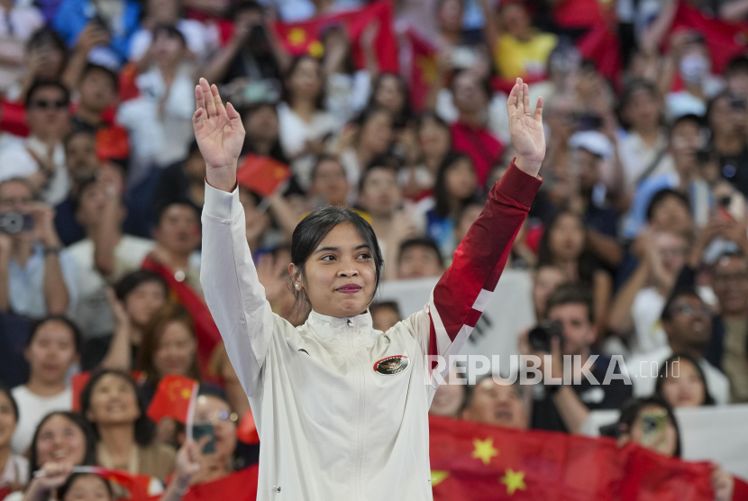 Pebulu tangkis tunggal putri Indonesia Gregoria Mariska Tunjung saat penganugerahan medali bulu tangkis tunggal Putri Olimpiade Paris 2024 di Porte De La Chapella Arena, Paris, Prancis, Senin (5/8/2024). Gregoria menyabet medali perungggu sedangkan medali emas diraih An Se-young dari Korsel dan medali perak diraih He Bingjiao dari China.