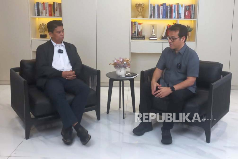 Wakil Menteri Komunikasi dan Informatika Nezar Patria (kanan) dan Pemimpin Redaksi Republika Elba Damhuri (kiri) saat podcast Game Changer di kantor Kementerian Komunikasi dan Informatika (Kemenkominfo), Jakarta, Rabu (27/3/2024).