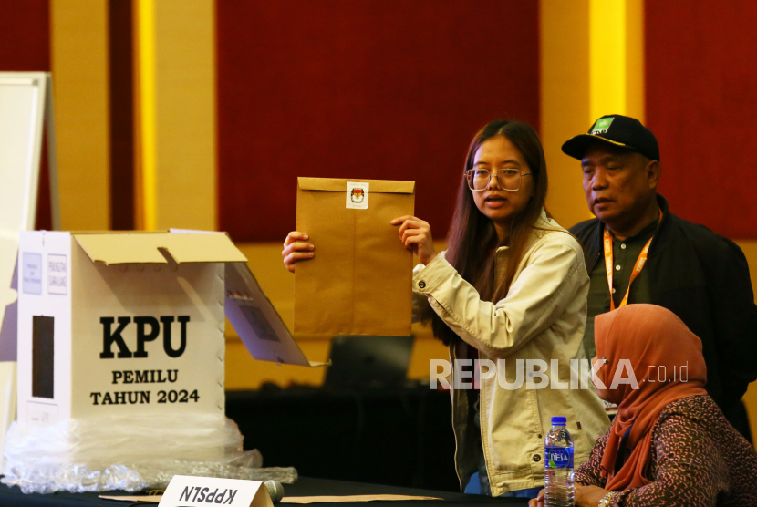 Petugas Kelompok Penyelenggara Pemungutan Suara Luar Negeri metode Kotak Suara Keliling menunjukkan amplop tersegel dalam rekapitulasi perhitungan hasil pemungutan suara ulang (PSU) di Kuala Lumpur, Malaysia, Senin (11/3/2024). Komisi Pemilihan Umum melaksanakan rekapitulasi hasil PSU Pemilu 2024 dengan daftar pemilih tetap luar negeri untuk PSU di Kuala Lumpur mencapai 62.217 orang yang terdiri dari 42.372 orang pemilih TPSLN dan 19.845 orang pemilih kotak suara keliling. 