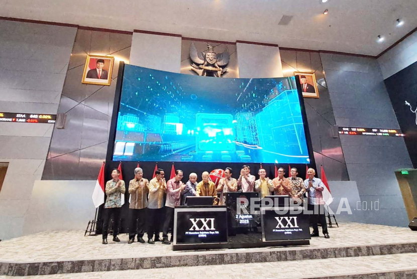 Jajaran direksi PT Nusantara Sejahtera Raya Tbk (Cinema XXI) saat seremonial pencatatan saham CNMA di Bursa Efek Indonesia, Rabu (2/8/2023).