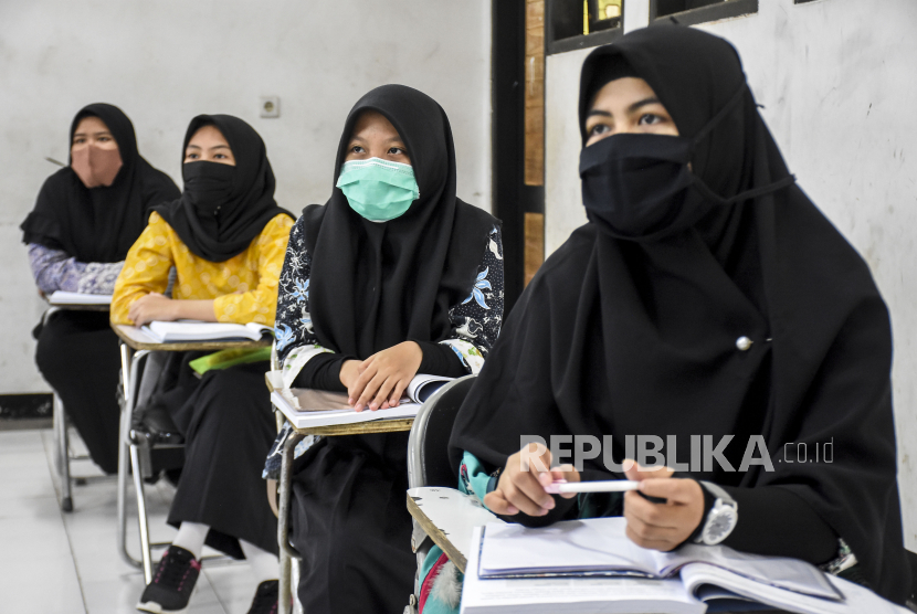 Sejumlah murid Madrasah Tsanawiyah (MTS) mengikuti kegiatan belajar secara tatap muka di Yayasan Pendidikan Satu Atap Ibnu Aqil Ibnu Sina (IAIS) Soreang, Kabupaten Bandung (ilustrasi) 