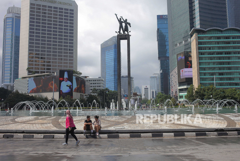 Warga berolah raga di kawasan Bundaran Hotel Indonesia, Jakarta, Ahad (17/3/2024). Hari Bebas Kendaraan atau Car Free Day (CFD) di kawasan Jalan Thamrin-Sudirman pada pekan pertama Ramadhan 1445 H. relatif sepi dan lengang dari aktivitas warga yang berolahraga. 