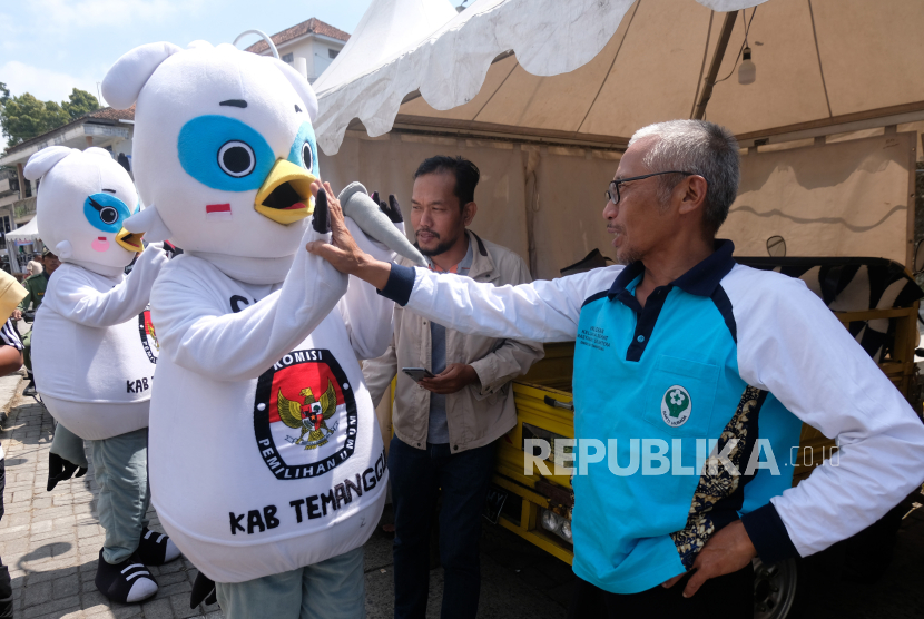 Maskot KPU Sura dan Sulu menyapa warga saat sosialisasi Pemilu 2024 di arena Festival Lembutan IV di kawasan lereng gunung Sindoro  Desa Campuranom, Bansari, Temanggung, Jawa Tengah, Jumat (28/7/2023).  Sosialisasi dilakukan oleh KPUD setempat untuk menyampaikan informasi tentang tahapan dan program penyelenggaraan Pemilu guna meningkatkan pengetahuan, pemahaman, dan kesadaran pemilih berpartisipasi pada Pemilu 2024 mendatang.  