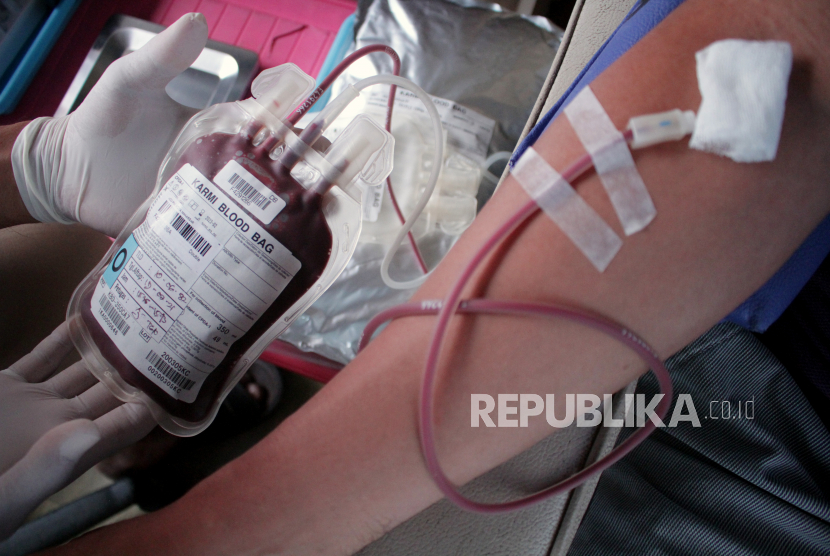 Relawan mendonorkan darahnya di dalam mobil donor darah PMI. 