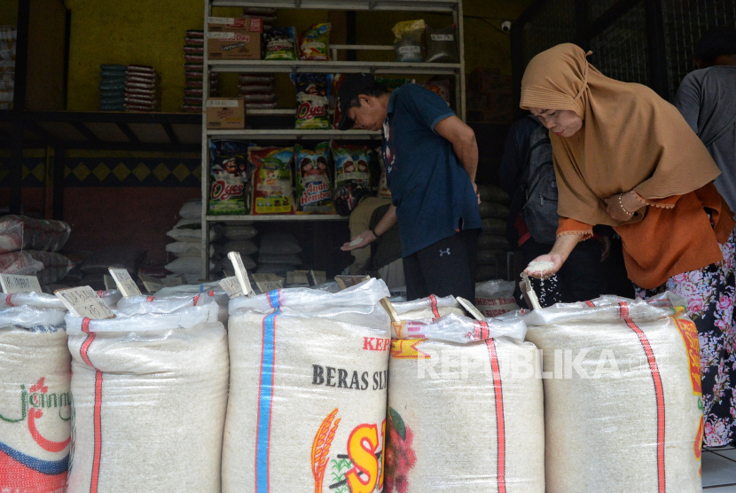 Pembeli memilih beras di salah satu agen di Kawasan Kemayoran, Jakarta, Senin (12/2/2024). 