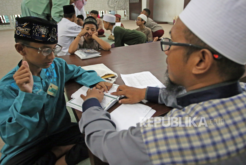 Sejumlah anak tuna rungu belajar mengaji dengan menggunakan bahasa isyarat di Masjid Al Azhom, Tangerang, Banten, Selasa (3/10/2023). Mereka belajar mengaji dengan menggunakan Mushaf Alquran isyarat dan nantinya diharapkan mampu membaca Alquran dengan lancar.  