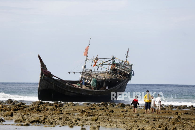Sebuah kapal yang membawa pengungsi Rohingya terdampar di pantai di Desa Meulee, Pulau Weh, Sabang, Aceh (2/12/2023).