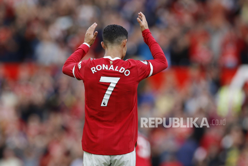 Cristiano Ronaldo dari Manchester United memberi tepuk tangan kepada penggemar setelah pertandingan.