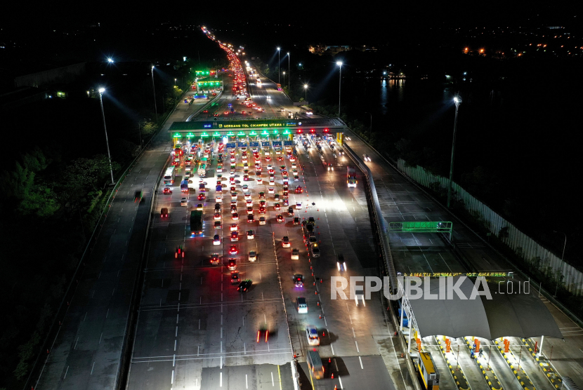 Sejumlah kendaraan melintas  saat diberlakukan Contraflow di Gerbang Tol Cikampek Utama dini hari. Contraflow tersebut sebagai langkah untuk mengurangi kepadatan lalu lintas arus mudik Lebaran di ruas tol Jakarta-Cikampek menuju Cikopo-Palimanan.