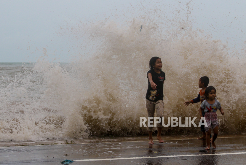 Sejumlah warga berada di sekitar pantai saat terjadi gelombang tinggi sepanjang pesisir pantai Pasir Padi, Kota Pangkalpinang, Kepulauan Bangka Belitung.