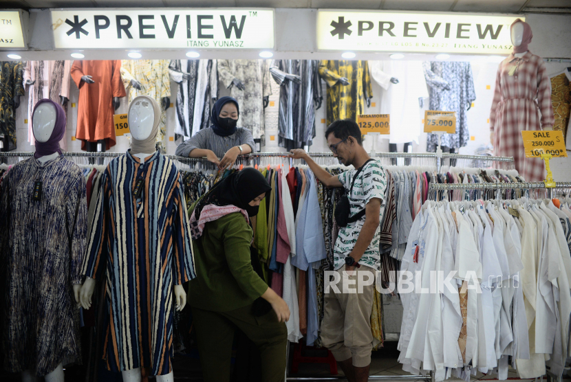 Kios-kios pakaian di Pasar Tanah Abang, Jakarta Pusat pada pekan kedua Bulan Ramadhan sejak Ahad (2/4/2023) pagi sudah dipadati pengunjung yang berburu pakaian untuk Lebaran atau Idul Fitri 1444 H./ilustrasi