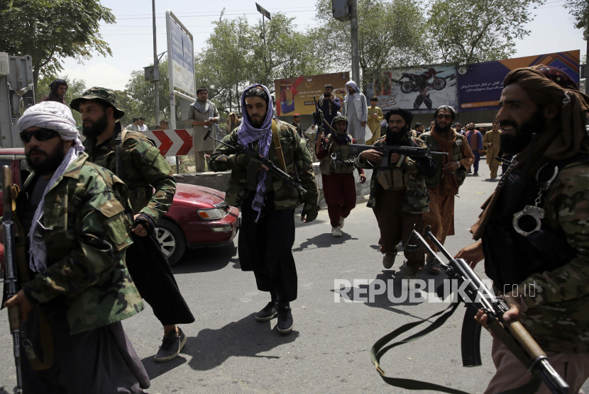 Taliban berpatroli di Kabul, Afghanistan, Kamis, 19 Agustus 2021. Taliban merayakan Hari Kemerdekaan Afghanistan pada hari Kamis dengan menyatakan mereka mengalahkan Amerika Serikat