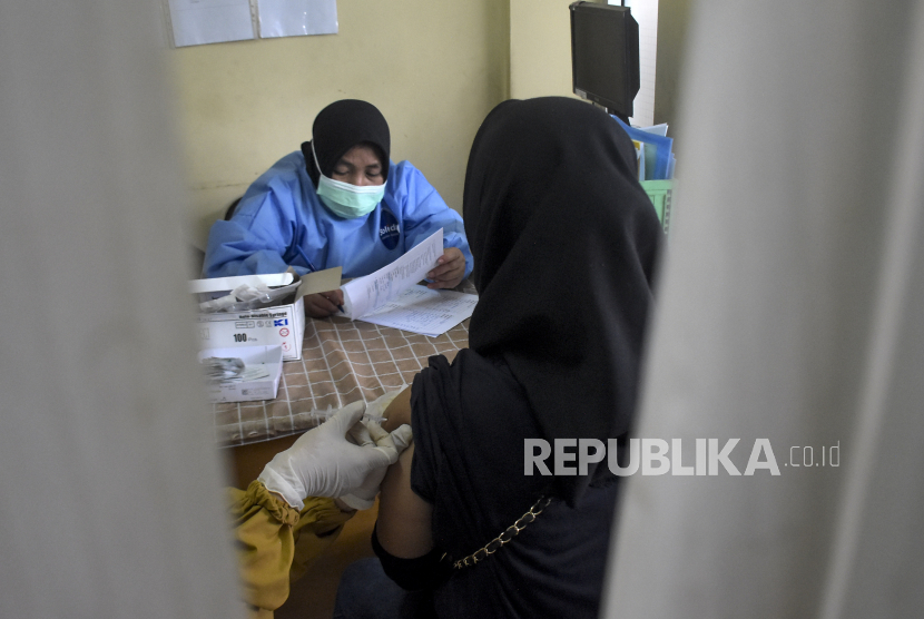 Vaksinator menyuntikkan vaksin Covid-19 dosis keempat ke warga di UPTD Puskesmas Talagabodas, Jalan Talaga Bodas, Lengkong, Kota Bandung, Jawa Barat, Kamis (2/3/2023). Ketua Umum PB IDI DR dr Moh Adib Khumaidi mengatakan, pandemi Covid-19 saat ini sudah lebih terkondisikan.