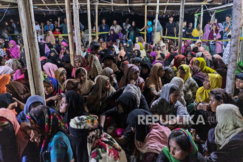  Etnis Rohingya beristirahat setelah perahu yang membawa mereka mendarat di Lhokseumawe, provinsi Aceh, Indonesia