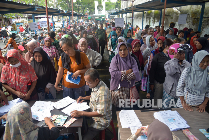 Sejumlah warga antre untuk mencairkan Bantuan Langsung Tunai (BLT) di Medan Polonia, Kota Medan, Sumatra Utara, Kamis (9/3/2023). 