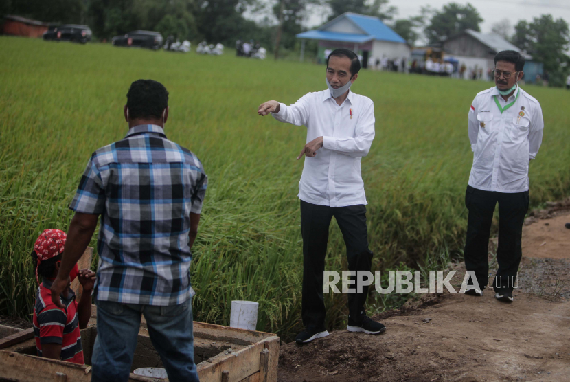 Presiden Joko Widodo (kedua kanan) didampingi Menteri Pertanian Syahrul Yasin Limpo (kanan) meninjau kesiapan irigasi lahan pertanian yang akan dijadikan pengembangan 