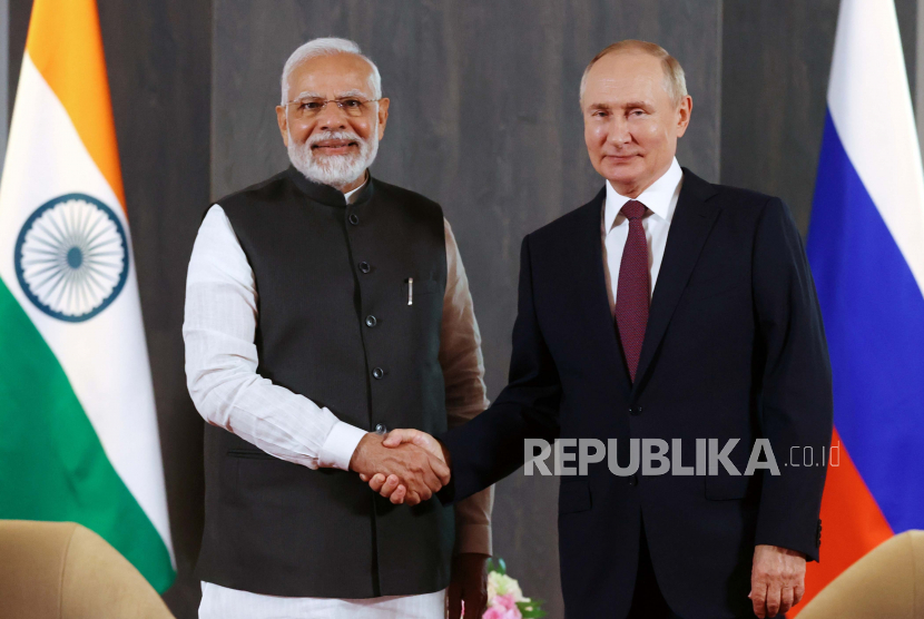  Presiden Rusia Vladimir Putin, kanan, dan Perdana Menteri India Narendra Modi berpose untuk foto berjabat tangan (ilustrasi). Sebuah laporan dari Rusia menyebutkan, India telah menjadi negara pembeli persenjataan Rusia terbesar dalam lima tahun terakhir. Belanja India untuk pasokan persenjataan dari Rusia telah mencapai 13 miliar dolar AS.