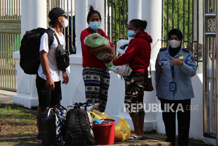 Tiga WNI yang menjalani repatriasi didampingi petugas Imigrasi tiba di Pos Lintas Batas Negara (PLBN) Entikong, Kabupaten Sanggau, Provinsi Kalimantan Barat, Kamis (28/4/2022). 