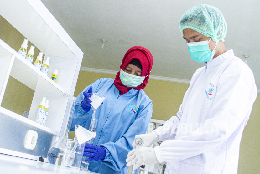 Mahasiswa jurusan farmasi Universitas Buana Perjuangan (UBP) membuatan cairan antiseptik pembersih tangan atau hand sanitizer dengan standar World Health Organization (WHO) di Labolatorium UBP, Karawang, Jawa Barat, Sabtu (21/3/2020).
