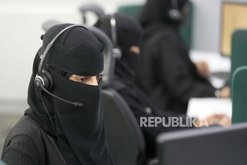  Polisi wanita Saudi menerima telepon di Pusat Operasi Keamanan Nasional Saudi, 911, menjelang ibadah haji di kota suci Muslim Mekah, Arab Saudi, Arab Saudi, Senin, 4 Juli 2022.