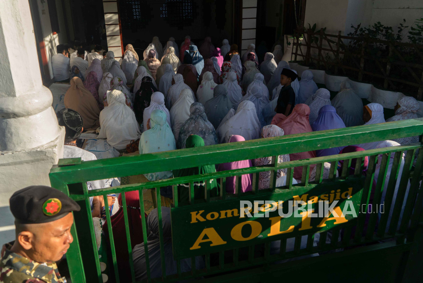 Jamaah Masjid Aolia melaksanakan sholat Idul Fitri di Giriharjo, Panggang, Kabupaten Gunungkidul, Daerah Istimewa Yogyakarta (DIY), Jumat (5/4/2024). 