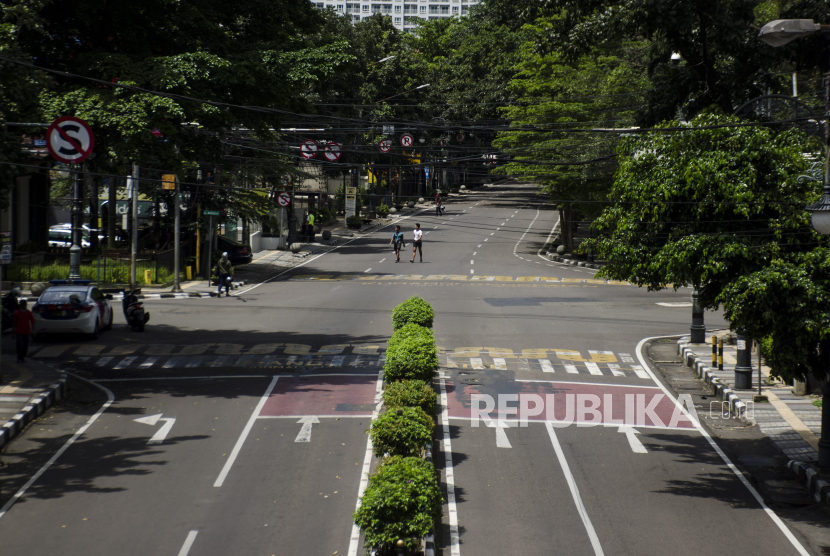 Suasana kawasan Jalan Merdeka yang ditutup untuk kendaraan di Bandung, Jawa Barat, Jumat (3/4/2020). Sejumlah ruas jalan protokol di Kota Bandung ditutup sementara dalam rangka pembatasan sosial dan pengurangan titik kumpul warga guna pencegahan penyebaran COVID-19