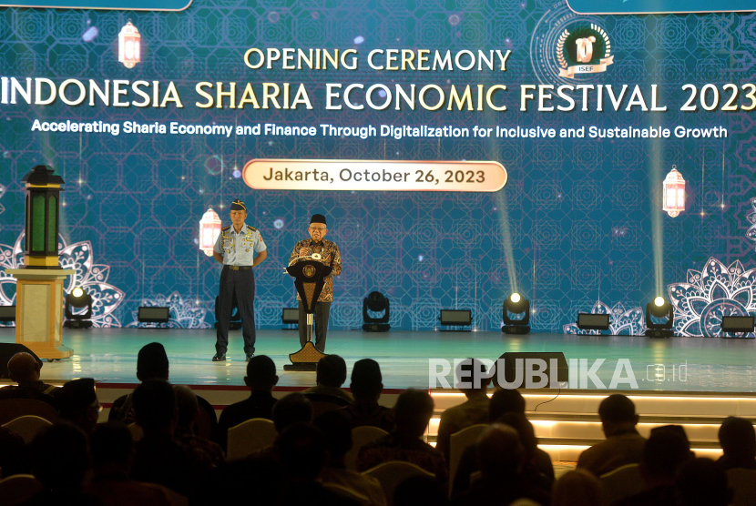 Suasana pembukaan Indonesia Sharia Economic Festival (ISEF) ke-10 tahun 2023, di Jakarta Convention Center, Jakarta, Kamis (26/10/2023).