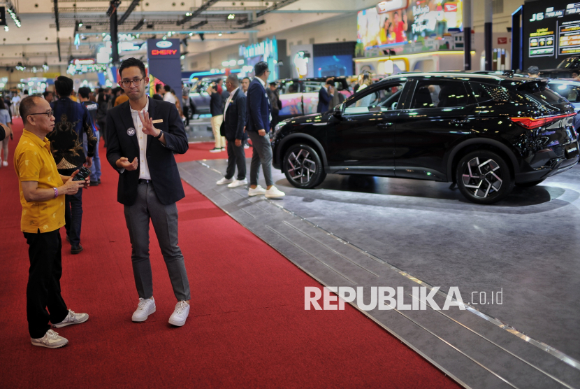 Petugas menawarkan mobil kepada pengunjung di salah satu stan saat gelaran pameran otomotif Gaikindo Jakarta Auto Week (GJAW) 2024 di ICE BSD, Tangerang, Banten, Jumat (22/11/2024). GJAW 2024 kali ini mengangkat tema Home of 1.000 Cars and Excitement dan diikuti oleh 80 merek otomotif yang terdiri dari 27 merek kendaraan penumpang. Pameran otomotif tersebut digelar selama sepekan hingga 1 Desember 2024 mendatang sebagai upaya meningkatkan stimulus penjualan otomotif pada akhir tahun 2024.