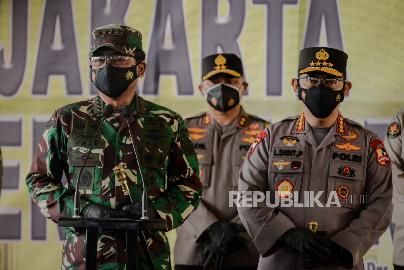Panglima TNI Marsekal Hadi Tjahjanto (kiri) bersama Kapolri Jendral Pol Listyo Sigit Prabowo (kanan).