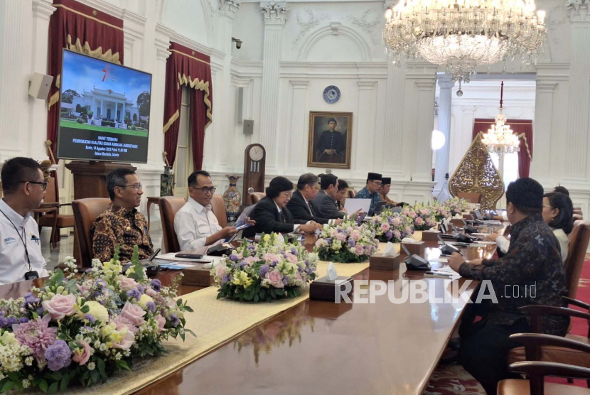 Presiden Jokowi mengumpulkan para menteri Kabinet Indonesia Maju dan Pj Gubernur DKI Jakarta di Istana Negara untuk membahas masalah polusi udara Jabodetabek, Senin (14/8/2023).