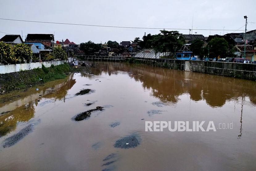 Badan Penanggulangan Bencana Daerah (BPBD) Sumatera Utara mengingatkan masyarakat, terutama warga yang tinggal di bantaran sungai, waspada potensi kenaikan debit air sungai atau banjir rob dampak hujan lebat di pegunungan.