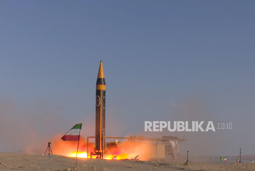 A handout photo made available by the Iranian defence ministry office on 25 May 2023 shows, New Iranian surface-to-surface missile called ‘Khaibar’ being launched in an undisclosed location, Iran. According to the Iranian defence ministry, Iran unveiled Khaibar missile on 25 May 2023 which is the 4th generation Khorramshahr ballistic missile with 2000 km range.  