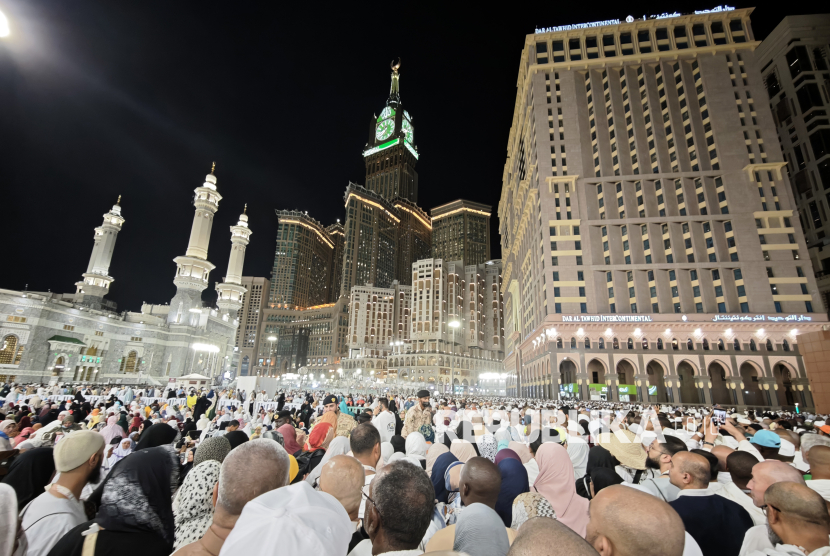 Jamaah calon haji dari berbagai negara berjalan usai menunaikan Shalat Maghrib di Masjidil Haram, Makkah, Arab Saudi, Jumat (30/5/2025). Pemerintah Arab Saudi menetapkan Idul Adha jatuh pada hari Jumat (6/6), sedangkan Hari Arafah (Wukuf di Arafah) sebagai rangkaian puncak musim haji pada 5 Juni 2025 yang akan diikuti 1,83 juta muslim dari berbagai penjuru dunia termasuk dari Indonesia yang tahun ini memiliki kuota sebanyak 221.000 jamaah. 