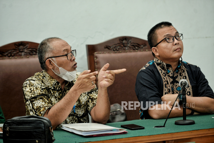 Kuasa Hukum Mardani H. Maming, Bambang Widjojanto (kiri) bersama Denny Indrayana (kanan).
