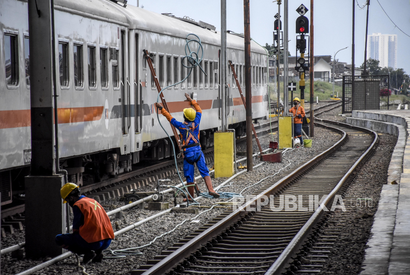 Petugas melakukan perawatan gerbong kereta di Stasiun Kiaracondong, Kota Bandung (ilustrasi).  Foto: Republika/Abdan Syakura