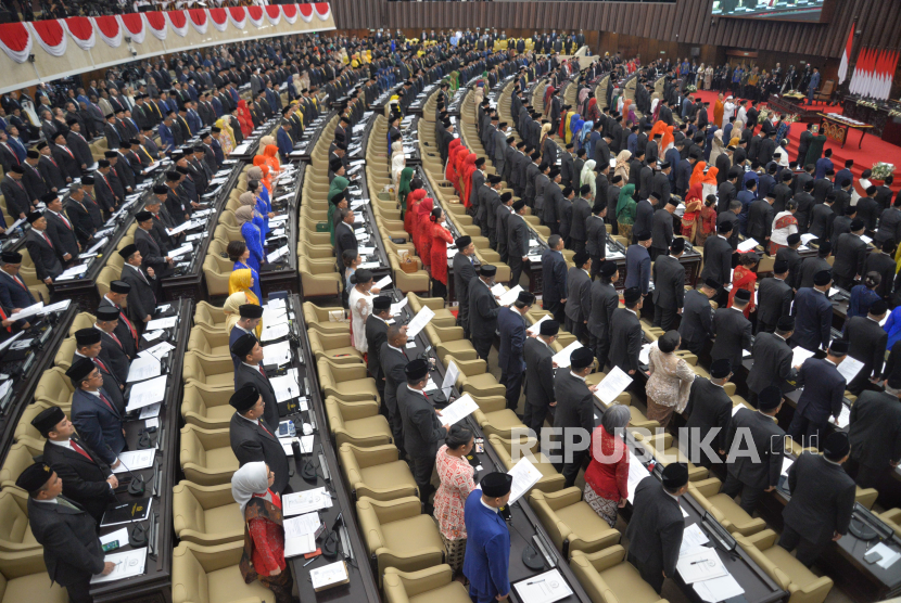 Sejumlah anggota dewan mengucapkan sumpah/janji saat sidang awal masa jabatan anggota MPR/DPR/DPD RI Periode 2024-2029 di Ruang Sidang Paripurna, Kompleks Parlemen, Senayan, Selasa (1/10/2024). Sidang awal masa jabatan anggota MPR/DPR/DPD RI Periode 2024-2029 tersebut beragenda pembacaan sumpah atau janji anggota MPR/DPR/DPD RI  Periode 2024-2029. Sebanyak 580 anggota DPR dan 152 anggota DPD resmi dilantik dan diambil sumpah jabatannya untuk masa bakti 2024-2029.